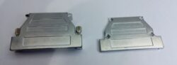 Kovový kryt DG37MS se šroubovým zajištěním pro konektory D-Sub nebo HD - Pro 37cestné konektory D-Sub a HD62:
  výška 40 mm (bez lisovací příruby nebo kabelové svorky)
  šířka 14,8 mm
1 přímý kabelový vstup (0 °) pro CF100 / 300 a DKS10x
2 boční kabelové vstupy (30 °) pro CF100 / 300 a DKS100

Obsah balení:
1 ks celokovový obal
2 ks rýhované šrouby 4-40 UNC (namontováno se zarážkou proti ztrátě)
2 ks záslepky DBS100
1 ks zemnící šroub M2,5x4,5 * DZ-ES1
4 ks šrouby krytu M2,5x7 * DZ-SS1
